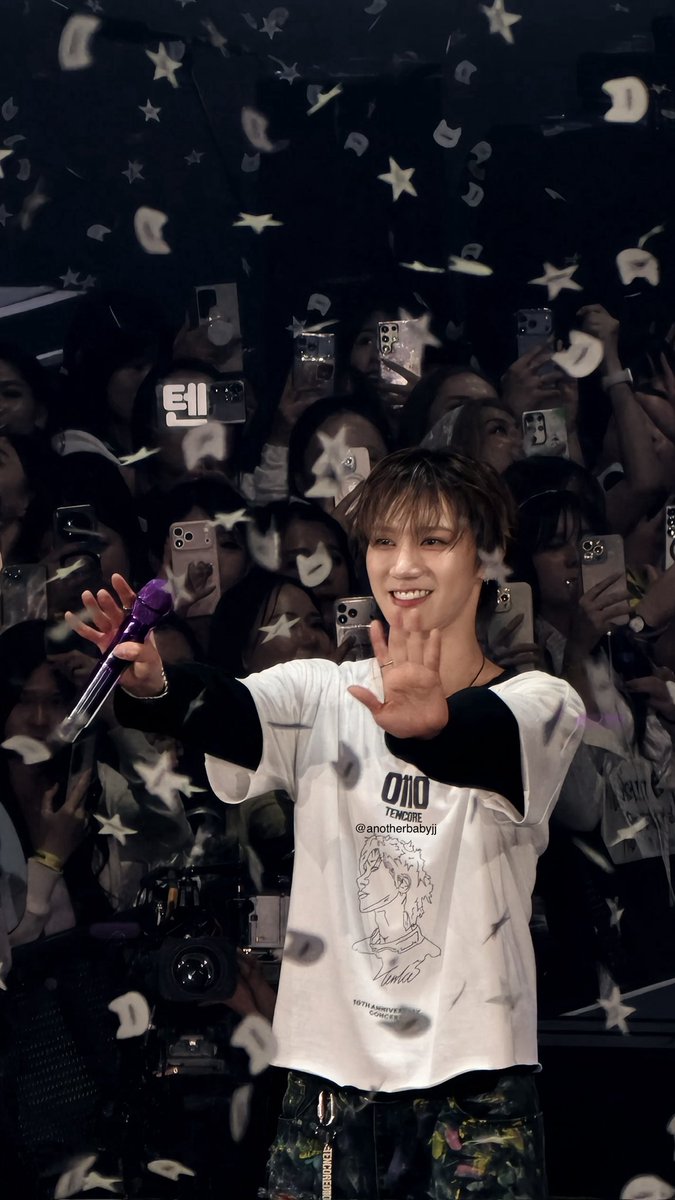 anotherbabyjj's tweet photo. ผู้คนหลากหลาย but baby you looks so shine✨🐈‍⬛💟

#TENCORE0110Concert_Day1
#TENCORE0110iscalling #TENCORE0110Concert https://t.co/MVypNHET2R