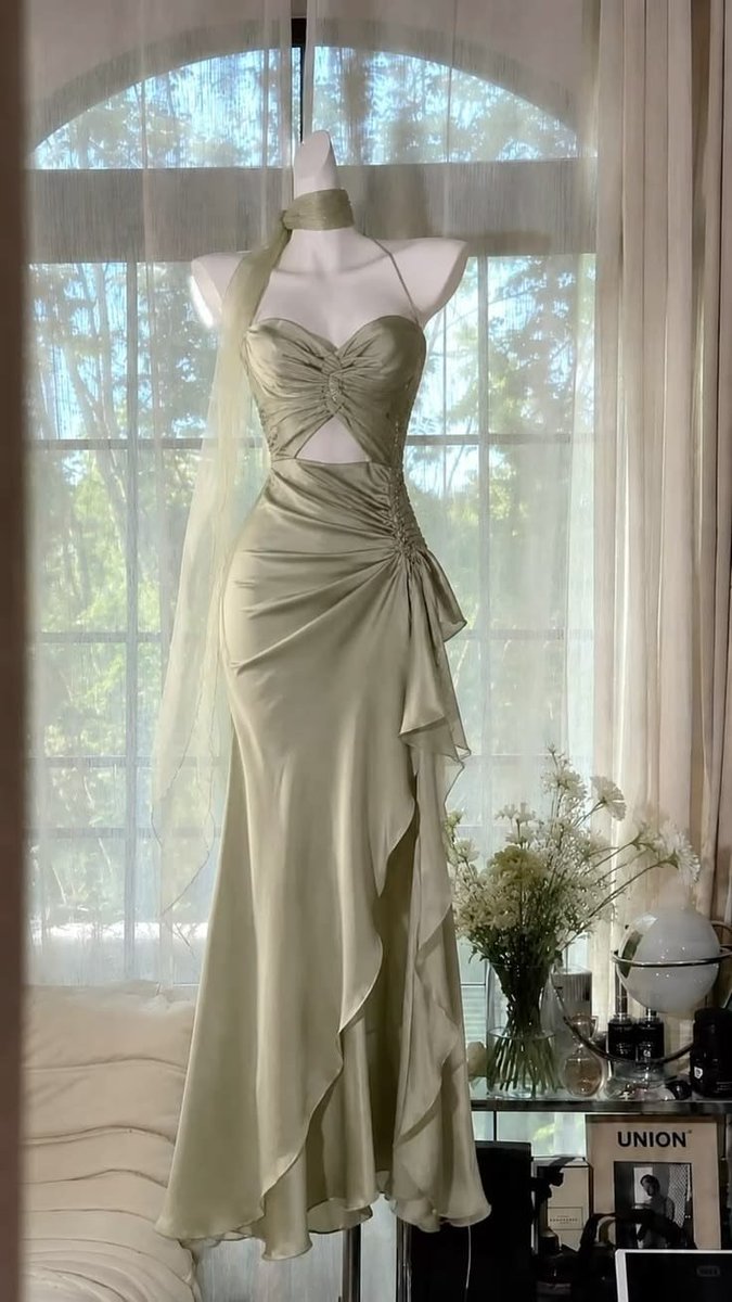 aveno1r_'s tweet photo. how does Pinterest see me?

•makeup palette
•flowers
•sea
•dress https://t.co/MqZ33BICz5