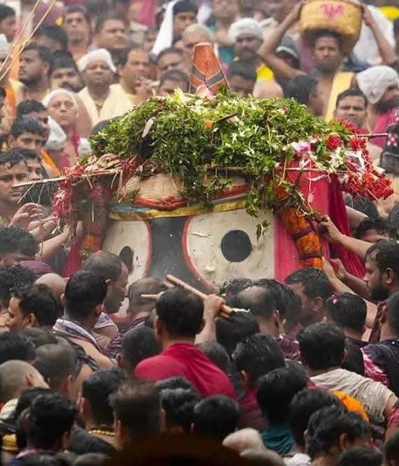 odishalinkslive's tweet photo. ‘ଟାହିଆ ବିନା ପହଣ୍ଡି’ ଚର୍ଚ୍ଚାର ଅନ୍ତ: 

ପବିତ୍ର ରଥଯାତ୍ରା ଅବସରରେ ମହାପ୍ରଭୁ ଶ୍ରୀଜଗନ୍ନାଥ ଟାହିଆ ବିନା ପହଣ୍ଡି କରିଥିବା ନେଇ ସୋସିଆଲ ମିଡିଆରେ ବିଭିନ୍ନ ଚର୍ଚ୍ଚା ଚାଲିଥିଲା। ତେବେ ଶ୍ରୀମନ୍ଦିରର ବରିଷ୍ଠ ସେବାୟତ ବିନାୟକ ଦାଶ ମହାପାତ୍ର ସ୍ପଷ୍ଟ କରିଛନ୍ତି ଯେ, ମହାପ୍ରଭୁ ଟାହିଆ ପିନ୍ଧିକରି ହିଁ ମନ୍ଦିରରୁ ବାହାରିଥିଲେ। କିନ୍ତୁ ପ୍ରବଳ ବର୍ଷାରେ ଟାହିଆ ସମ୍ପୂର୍ଣ୍ଣ ଭିଜି ଅତ୍ୟଧିକ ଭାରୀ ହୋଇଯିବାରୁ ବାଇଶି ପାହାଚ ନିକଟରେ ଏହାକୁ ଖୋଲାଯାଇଥିଲା।

ବିନାୟକ ଦାଶ ମହାପାତ୍ରଙ୍କ କହିବା ଅନୁସାରେ, “ମହାପ୍ରଭୁ ଟାହିଆ ପିନ୍ଧି ବାହାରିଥିଲେ। କିନ୍ତୁ ପ୍ରବଳ ବର୍ଷାରେ ଟାହିଆ ସମ୍ପୂର୍ଣ୍ଣ ଭିଜି ଅତ୍ୟଧିକ ଓଜନିଆ ହୋଇଯାଇଥିଲା। ଏଭଳି ପରିସ୍ଥିତିରେ ପହଣ୍ଡି ସେବାକୁ ସୁଚାରୁ ଭାବେ ସମ୍ପନ୍ନ କରିବା ପାଇଁ ବାଇଶି ପାହାଚରେ ଟାହିଆକୁ ଖୋଲିବାକୁ ପଡ଼ିଲା। ଟାହିଆ ପିନ୍ଧାଇବା କିମ୍ବା ଖୋଲିବା ସମ୍ପର୍କିତ ନିଷ୍ପତ୍ତି ପାରମ୍ପରିକ ନୀତି ଏବଂ ସେହି ସମୟର ପରିସ୍ଥିତିକୁ ବିଚାର କରି ସେବାୟତମାନେ ହିଁ ନେଇଥାନ୍ତି।”

ତାଙ୍କ କହିବା ହିସାବରେ, ଅବିରତ ବର୍ଷା ଯୋଗୁଁ ମହାପ୍ରଭୁଙ୍କ ଶ୍ରୀଅଙ୍ଗର ସୁରକ୍ଷାକୁ ସର୍ବାଧିକ ପ୍ରାଧାନ୍ୟ ଦିଆଯାଇଥିଲା। ସେଥିପାଇଁ ବର୍ଷାରୁ ସୁରକ୍ଷା ଦେବାକୁ ‘ଗିଲାପ’ (ବର୍ଷା ଆବରଣ) ବ୍ୟବହାର କରାଯାଇଥିଲା। “ଆଗେ ଶ୍ରୀଅଙ୍ଗ ସୁରକ୍ଷା, ତା’ପରେ ଟାହିଆର ସୌନ୍ଦର୍ଯ୍ୟ,” ବୋଲି ସେ ମତ ପ୍ରକାଶ କରିଥିଲେ।

ଶ୍ରୀମନ୍ଦିର ପ୍ରଶାସନ ପକ୍ଷରୁ ମଧ୍ୟ ଏହି ସୂଚନାକୁ ସମର୍ଥନ କରାଯାଇଛି। ପ୍ରଶାସନ ସ୍ପଷ୍ଟ କରିଛି ଯେ, ମହାପ୍ରଭୁ ଟାହିଆ ପିନ୍ଧି ବାହାରିଥିଲେ ଏବଂ କେବେ ଟାହିଆ ପିନ୍ଧାଯିବ କିମ୍ବା ଖୋଲାଯିବ, ସେହି ନିଷ୍ପତ୍ତି ପାରମ୍ପରିକ ନୀତି ଅନୁଯାୟୀ ସେବାୟତମାନେ ହିଁ ନେଇଥାନ୍ତି।
#ଜୟଜଗନ୍ନାଥ 🙌

P.S.: Both photos below are from this year's Rath Yatra.

📸 Pic 1: Mahaprabhu Jagannath with TAHIA.

📸 Pic 2: Mahaprabhu Jagannath without TAHIA