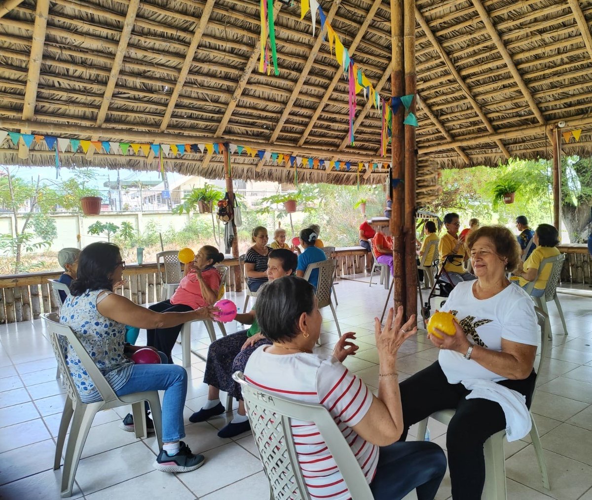 IESS_Manabi's tweet photo. Los integrantes del Programa de Envejecimiento Activo 👵🏼👴🏼 del Hospital General Portoviejo realizan pausas activas para cuidar su salud mental 🧠 y física.

Más de 400 adultos mayores participan en las actividades semanales de bailoterapia, música, canto y más.

#ParaEsoEstamos https://t.co/SNYBKFo7Cb
