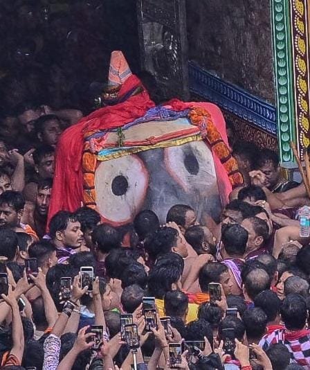odishalinkslive's tweet photo. ‘ଟାହିଆ ବିନା ପହଣ୍ଡି’ ଚର୍ଚ୍ଚାର ଅନ୍ତ: 

ପବିତ୍ର ରଥଯାତ୍ରା ଅବସରରେ ମହାପ୍ରଭୁ ଶ୍ରୀଜଗନ୍ନାଥ ଟାହିଆ ବିନା ପହଣ୍ଡି କରିଥିବା ନେଇ ସୋସିଆଲ ମିଡିଆରେ ବିଭିନ୍ନ ଚର୍ଚ୍ଚା ଚାଲିଥିଲା। ତେବେ ଶ୍ରୀମନ୍ଦିରର ବରିଷ୍ଠ ସେବାୟତ ବିନାୟକ ଦାଶ ମହାପାତ୍ର ସ୍ପଷ୍ଟ କରିଛନ୍ତି ଯେ, ମହାପ୍ରଭୁ ଟାହିଆ ପିନ୍ଧିକରି ହିଁ ମନ୍ଦିରରୁ ବାହାରିଥିଲେ। କିନ୍ତୁ ପ୍ରବଳ ବର୍ଷାରେ ଟାହିଆ ସମ୍ପୂର୍ଣ୍ଣ ଭିଜି ଅତ୍ୟଧିକ ଭାରୀ ହୋଇଯିବାରୁ ବାଇଶି ପାହାଚ ନିକଟରେ ଏହାକୁ ଖୋଲାଯାଇଥିଲା।

ବିନାୟକ ଦାଶ ମହାପାତ୍ରଙ୍କ କହିବା ଅନୁସାରେ, “ମହାପ୍ରଭୁ ଟାହିଆ ପିନ୍ଧି ବାହାରିଥିଲେ। କିନ୍ତୁ ପ୍ରବଳ ବର୍ଷାରେ ଟାହିଆ ସମ୍ପୂର୍ଣ୍ଣ ଭିଜି ଅତ୍ୟଧିକ ଓଜନିଆ ହୋଇଯାଇଥିଲା। ଏଭଳି ପରିସ୍ଥିତିରେ ପହଣ୍ଡି ସେବାକୁ ସୁଚାରୁ ଭାବେ ସମ୍ପନ୍ନ କରିବା ପାଇଁ ବାଇଶି ପାହାଚରେ ଟାହିଆକୁ ଖୋଲିବାକୁ ପଡ଼ିଲା। ଟାହିଆ ପିନ୍ଧାଇବା କିମ୍ବା ଖୋଲିବା ସମ୍ପର୍କିତ ନିଷ୍ପତ୍ତି ପାରମ୍ପରିକ ନୀତି ଏବଂ ସେହି ସମୟର ପରିସ୍ଥିତିକୁ ବିଚାର କରି ସେବାୟତମାନେ ହିଁ ନେଇଥାନ୍ତି।”

ତାଙ୍କ କହିବା ହିସାବରେ, ଅବିରତ ବର୍ଷା ଯୋଗୁଁ ମହାପ୍ରଭୁଙ୍କ ଶ୍ରୀଅଙ୍ଗର ସୁରକ୍ଷାକୁ ସର୍ବାଧିକ ପ୍ରାଧାନ୍ୟ ଦିଆଯାଇଥିଲା। ସେଥିପାଇଁ ବର୍ଷାରୁ ସୁରକ୍ଷା ଦେବାକୁ ‘ଗିଲାପ’ (ବର୍ଷା ଆବରଣ) ବ୍ୟବହାର କରାଯାଇଥିଲା। “ଆଗେ ଶ୍ରୀଅଙ୍ଗ ସୁରକ୍ଷା, ତା’ପରେ ଟାହିଆର ସୌନ୍ଦର୍ଯ୍ୟ,” ବୋଲି ସେ ମତ ପ୍ରକାଶ କରିଥିଲେ।

ଶ୍ରୀମନ୍ଦିର ପ୍ରଶାସନ ପକ୍ଷରୁ ମଧ୍ୟ ଏହି ସୂଚନାକୁ ସମର୍ଥନ କରାଯାଇଛି। ପ୍ରଶାସନ ସ୍ପଷ୍ଟ କରିଛି ଯେ, ମହାପ୍ରଭୁ ଟାହିଆ ପିନ୍ଧି ବାହାରିଥିଲେ ଏବଂ କେବେ ଟାହିଆ ପିନ୍ଧାଯିବ କିମ୍ବା ଖୋଲାଯିବ, ସେହି ନିଷ୍ପତ୍ତି ପାରମ୍ପରିକ ନୀତି ଅନୁଯାୟୀ ସେବାୟତମାନେ ହିଁ ନେଇଥାନ୍ତି।
#ଜୟଜଗନ୍ନାଥ 🙌

P.S.: Both photos below are from this year's Rath Yatra.

📸 Pic 1: Mahaprabhu Jagannath with TAHIA.

📸 Pic 2: Mahaprabhu Jagannath without TAHIA