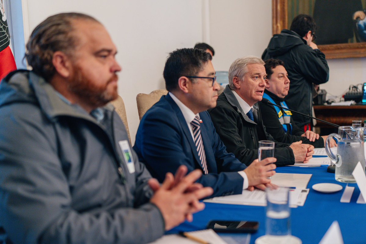 PresidenteKast's tweet photo. En Concepción, junto a distintas autoridades nacionales y regionales, revisando la actualización técnica de la emergencia en la región del Biobío. Estamos coordinados y con todos los recursos dispuestos para enfrentar esta emergencia. https://t.co/62oWihDkqR