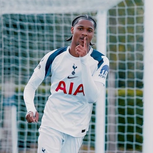 StretfordEndx's tweet photo. 🚨 JUST IN: Manchester United are pushing to sign 18-year-old Tottenham winger Tynan Thompson and are keen to move quickly to finalise the deal. The club are planning to carry out his medical before completing the transfer.

Hamburg are also interested in the highly-rated youngster, but United are determined to get the move wrapped up as soon as possible.  [@TheSecretScout_]