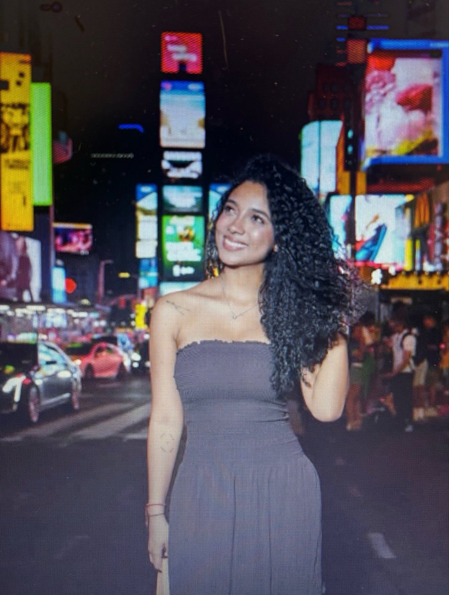 Pepicteto's tweet photo. Juliana Guerrero en Times Square mientras el petrista promedio apenas va a atracar a su primera víctima en Bosa Porvenir. https://t.co/HXWhAcHnIM