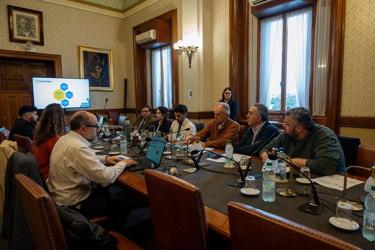 SENCI_Uy's tweet photo. 📢#SENCI compareció ante la comisión de Innovación, Ciencia y Tecnología del Senado, para presentar el avance en la elaboración del proyecto de ley integral de CTI junto a @conicyt
➡️También se presentaron los logros alcanzados desde su creación en enero 2026, destacándose
🧵👇 https://t.co/uzvEHTHIqp