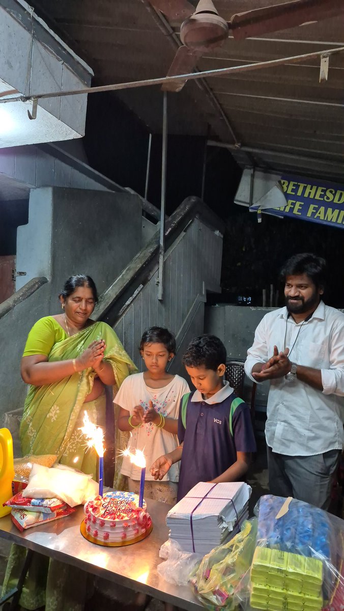 SRKMeals's tweet photo. Today, it was a special day for us at SRK Meals as we celebrated the birthday of one of our fellow fan @SRKTweetDiary of @iamsrk 🤍

Thank you for choosing to celebrate ur birthday with us and bcz of you today we were able to distribute groceries, books, pens, rice, biscuits and more using things to these special kids ❤️‍🩹

On behalf of all the SRKians, Happy Birthday Likitha @SRKTweetDiary 

#Shahrukhkhan