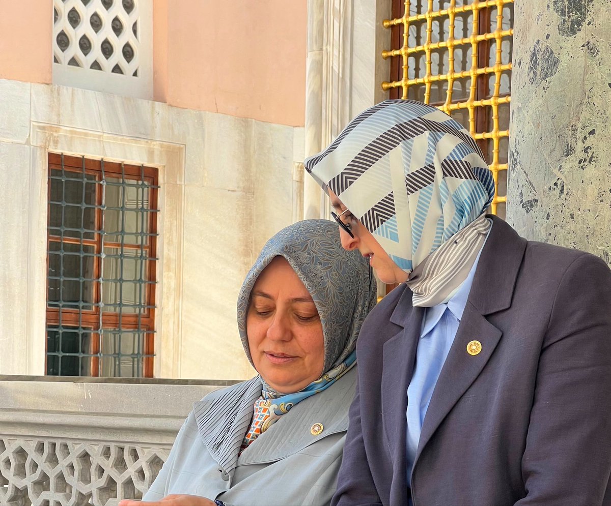 y_konal's tweet photo. "Kalpleri birbirine ısındıran, dostluğu ve muhabbeti lütfeden Rabbimize hamdolsun. Ayasofya’nın o köklü, manevi gölgesinde bir arada olmayı, aynı hissiyatı paylaşmayı nasip eden Yüce Mevla’ya bin şükür... Adımlarımız ibadet, sohbetimiz rahmet olsun."@selvacam https://t.co/FwSiAPS5Le