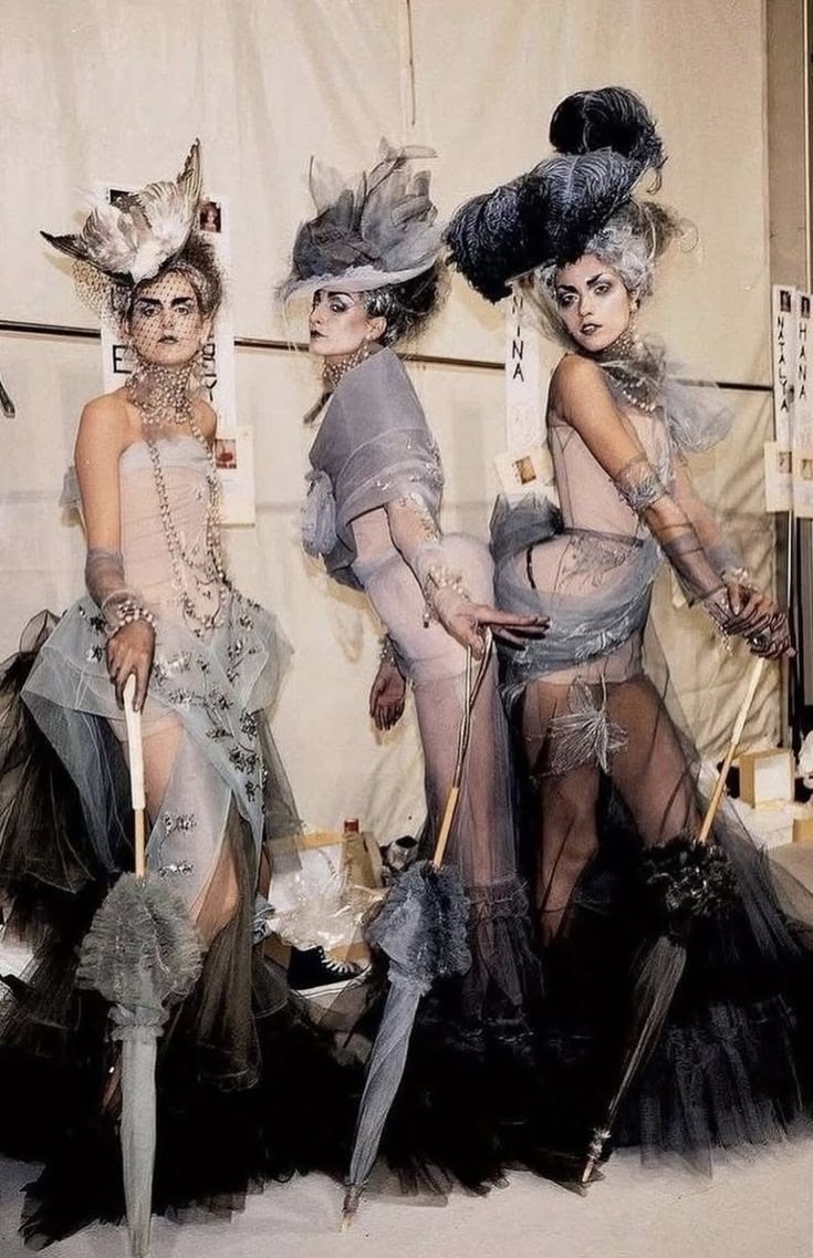 ziniyacouture's tweet photo. Dior Haute Couture  FW 2004/05 https://t.co/Il6TLFx9RE