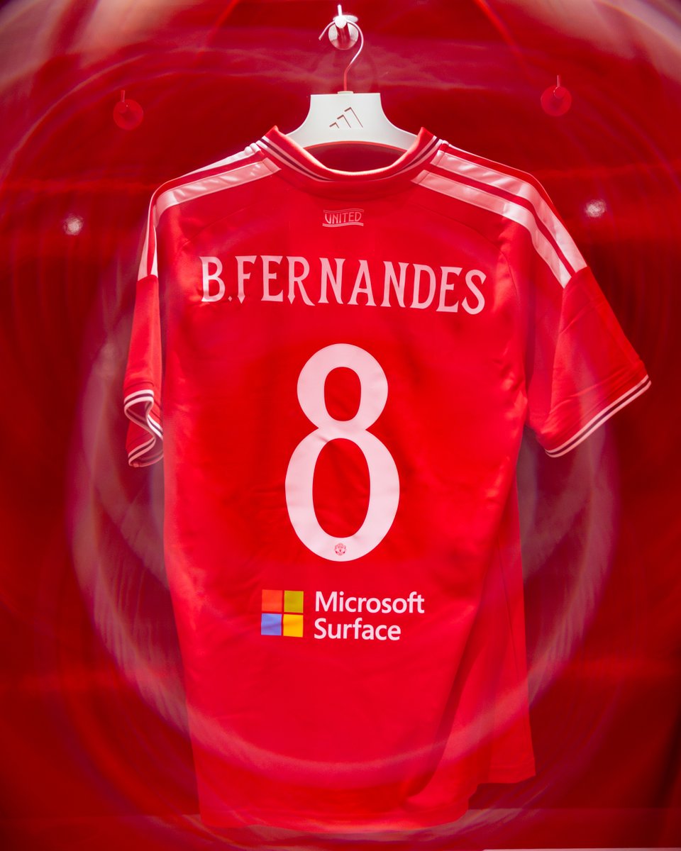Snapdragon's tweet photo. Introducing a new name on the back of the shirt.

Proud to bring @Surface to one of football's biggest stages alongside @ManUtd.

More to come this season. 👀