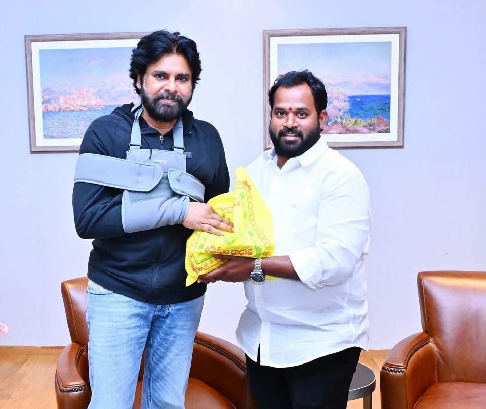 ChalapathiYsj's tweet photo. గొప్పగొప్పోళ్లు అంత  ఒక ఫ్రేమ్ లో ఉన్నారుగా 🤦🏻🤦🏻🤦🏻

30 వేల మంది అమ్మాయిలు మిస్ అయ్యారు అని కూసిన పవనన్న ఒకవైపు. .అరవకుండా 5 సార్లు అబార్షన్ చేసిన ఆరవ శ్రీధర్ ఒకవైపు 

మరో జాంపండు తాతంశెట్టి ఇంకోవైపు https://t.co/0mVUnr0Yyx