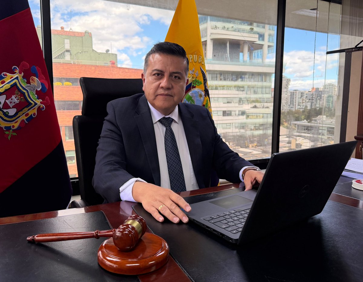 CorteNacional's tweet photo. 👨🏻‍⚖️ El juez (e) de la #SalaPenalCNJ de la @CorteNacional de Justicia, Dr. Manuel Cabrera Esquivel (@macaesq), participó como ponente en el "Encuentro Internacional sobre Ciencia Política, Crimen Organizado, Criminalidad Contemporánea y Desafíos del Sistema Penal", evento organizado por la Maestría en Criminología y Política Criminal de la @utpl. El magistrado realizó una amplia exposición sobre el tema: "Crimen organizado transnacional y nuevos desafíos del sistema penal". 

⚖️ #IndependenciaJudicialCNJ