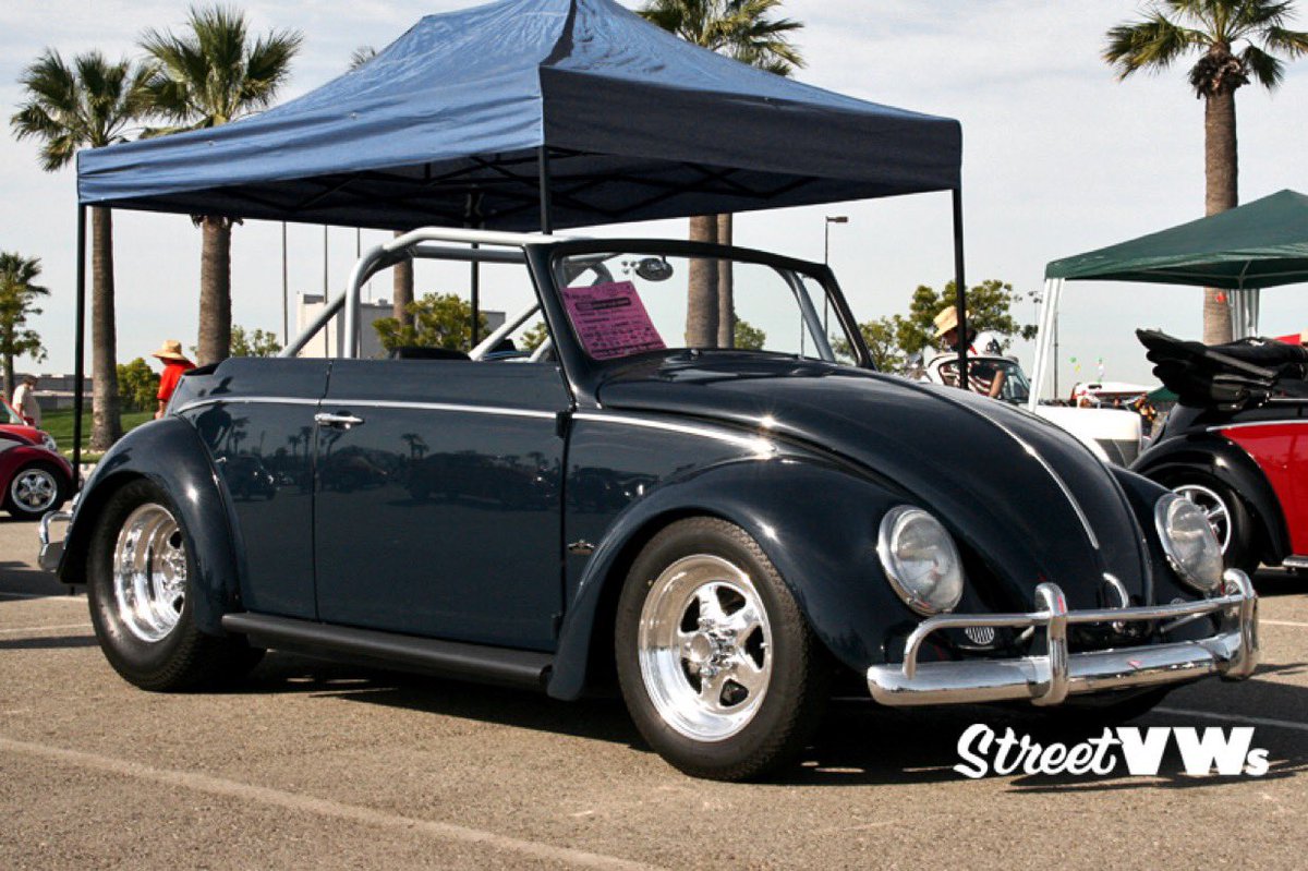 FEN810kHz's tweet photo. Cal Lookであり“HOT ROD VW”と呼びたくなるコンバーチブル。見せることよりも走りを追求して生まれた車高とトレッド具合が、結果としてカッコ良さを生み出すことを証明。細いフロントタイヤにリアの深いリム、ミッキートンプソンのタイヤがシビれます。2005年撮影 https://t.co/gZscf1yGyC