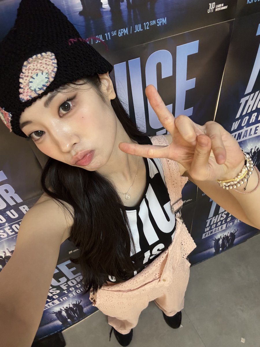 godmitzu's tweet photo. DAHYUN SELCA SHE'S SO PRETTY https://t.co/VlDnyd7kG1