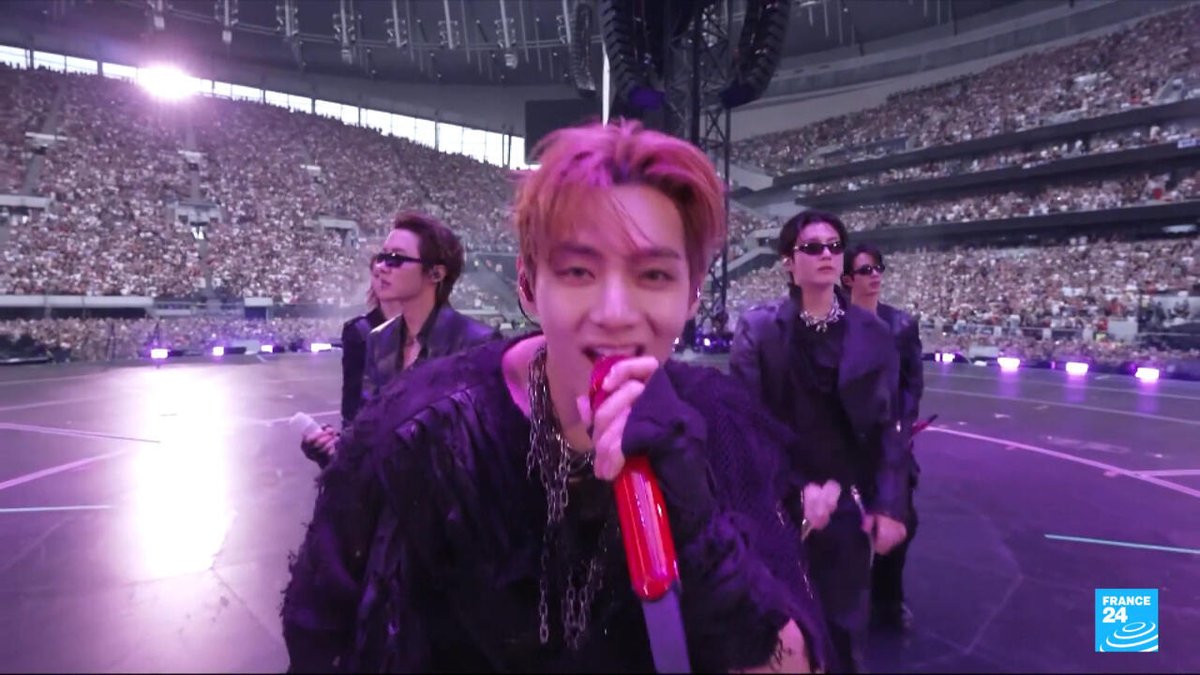 France24_fr's tweet photo. BTS déferle sur Paris : le phénomène K-pop se produit au Stade de France https://t.co/Bpc9V5Pxdj https://t.co/2TnNlZxbMy