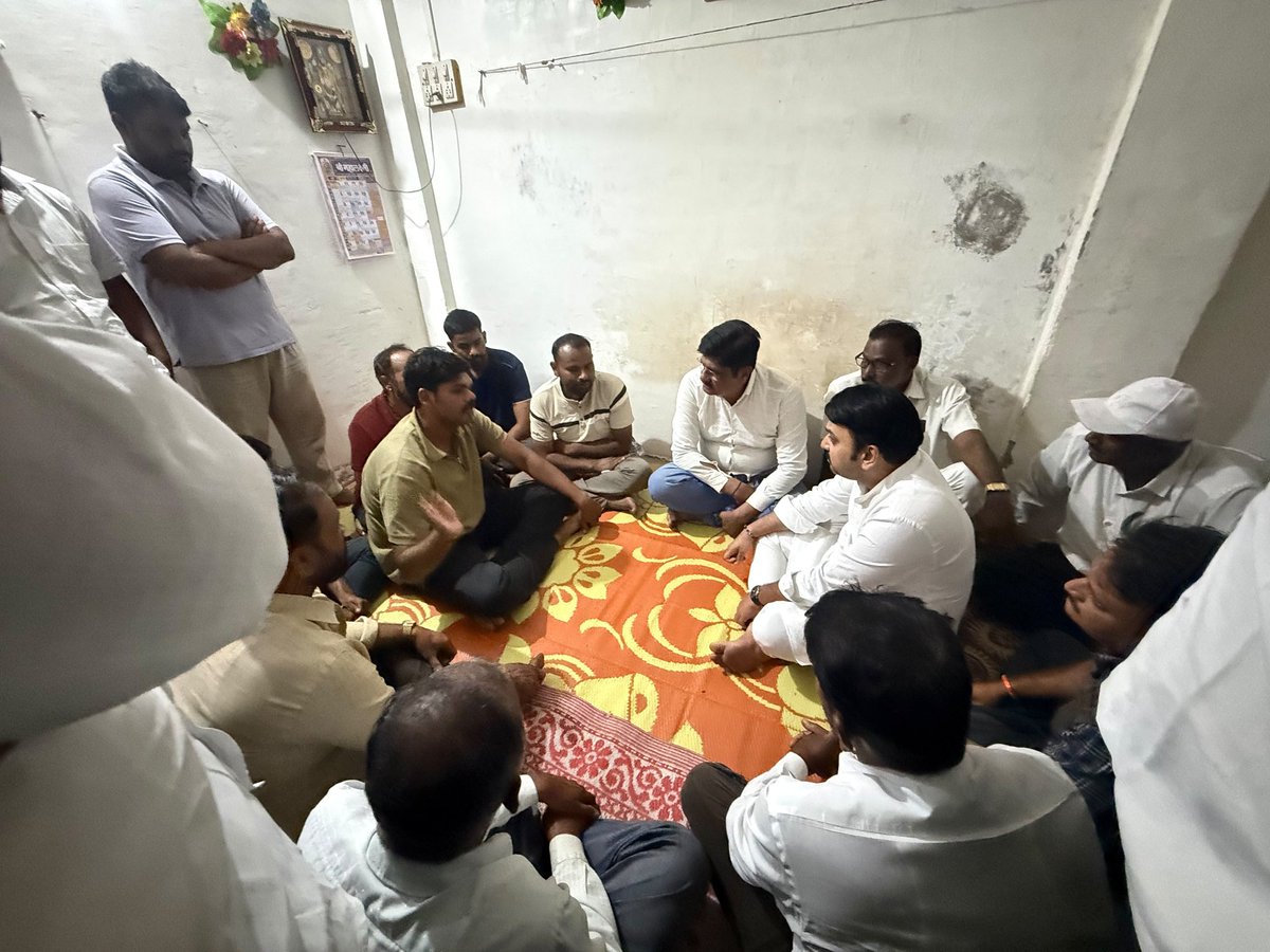 vishwajeetkadam's tweet photo. आषाढी वारीदरम्यान सासवड-जेजुरी मार्गावरील बेलसर टोलनाक्याजवळ झालेल्या भीषण अपघातात कवलापूर येथील वारकरी भगिनी नंदा पवार व शैलजा जगताप यांचे दुर्दैवी निधन झाले. आज पवार व जगताप  कुटुंबियांच्या निवासस्थानी जाऊन त्यांची सांत्वनपर भेट घेतली. 

अशा दुःखद प्रसंगी कोणतेही शब्द त्यांच्या वेदना कमी करू शकत नाहीत. परमेश्वर दिवंगत सौ. नंदा पवार यांच्या आत्म्यास सद्गती देवो आणि पवार कुटुंबियांना हे अपार दुःख सहन करण्याचे बळ प्रदान करो, हीच प्रार्थना!