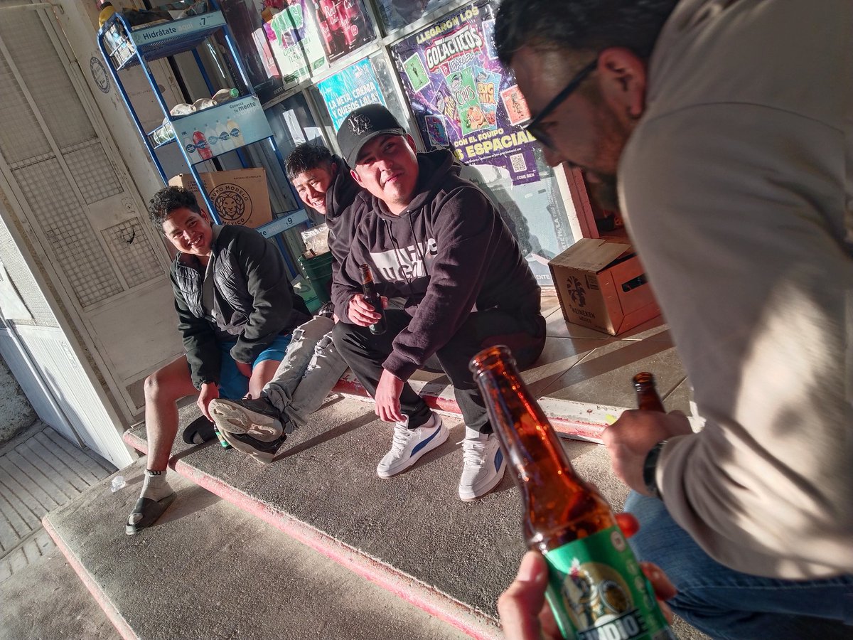 Nostocdingan2's tweet photo. Pasé de temer de la gente que bebía fuera de las tiendas a beber con mi hombre y vagos en la tienda https://t.co/yr1zRtYxX2
