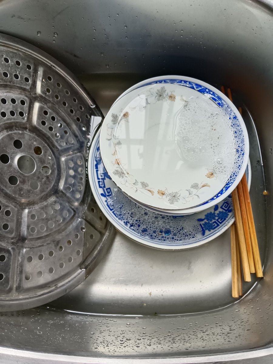 Mat11232's tweet photo. Woke up to find my kitchen counter messy after last night’s late snack—10 minutes of wiping, and now it’s shiny. Small wins make my day! https://t.co/smJPf1YQWb