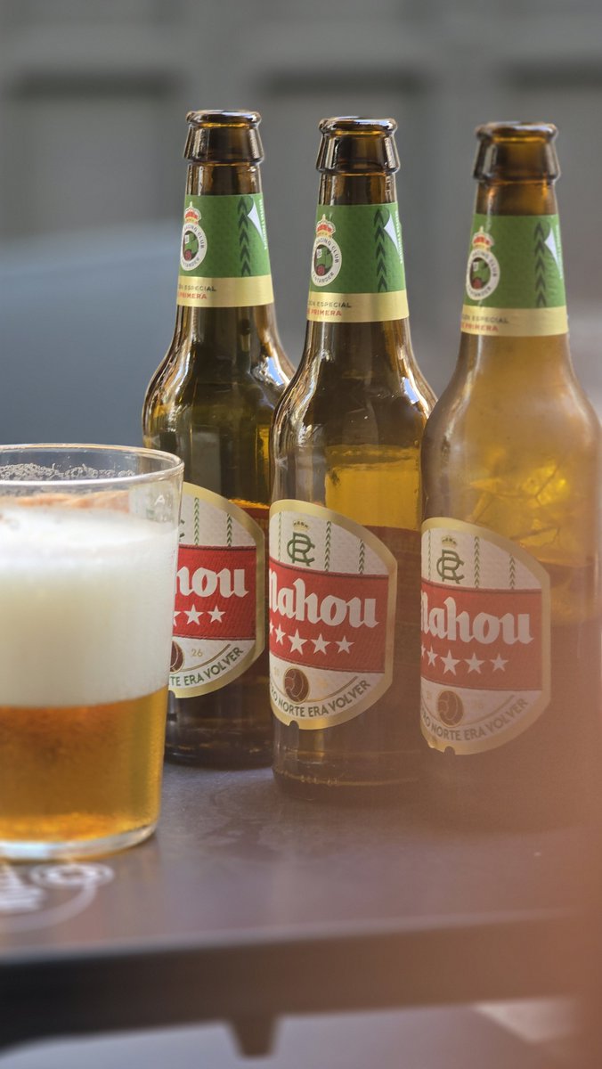 Jalocha72's tweet photo. Apurando las últimas cervezas campeonas....@realracingclub @mahou_es https://t.co/3fyex9iIxx
