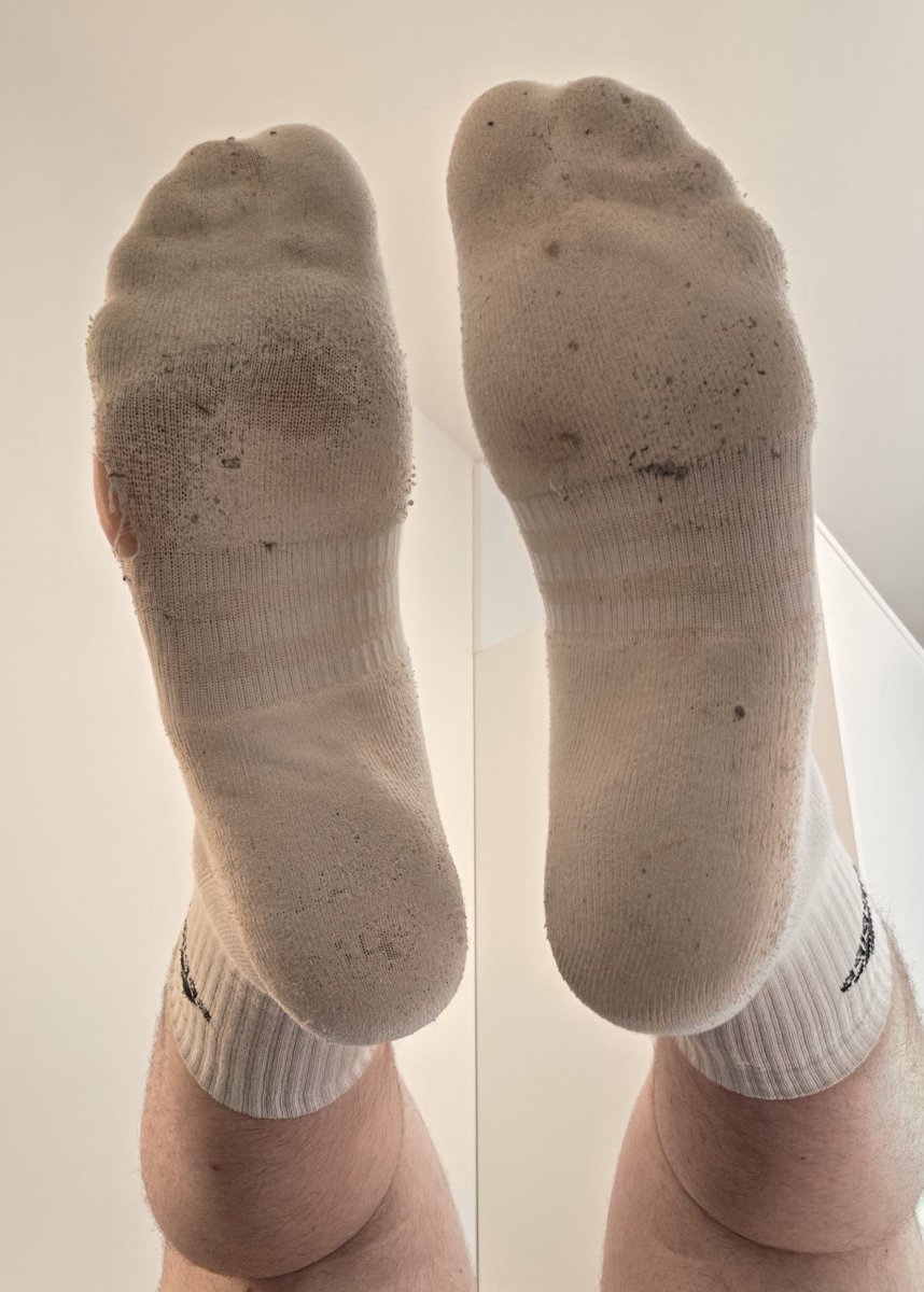 bigfeetboii's tweet photo. I need new socks :/ https://t.co/PHrgskoZ7V