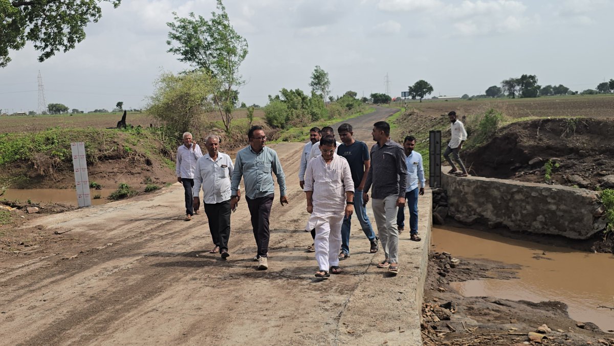 mkaswalabjp's tweet photo. આજ રોજ લીલીયા પંથકના ભોરીંગડા–ક્રાંકચ માર્ગ પર તાજેતરમાં બનેલી દુઃખદ ઘટનાના અનુસંધાને ઘટનાસ્થળની મુલાકાત લઈને સ્થળની વાસ્તવિક પરિસ્થિતિનું નિરીક્ષણ કર્યું.

આ ઘટનામાં શિક્ષક શ્રી જગદીશભાઈ રંગપરાના અકાળ અવસાનથી અત્યંત દુઃખની લાગણી અનુભવું છું. તેમના પરિવારજનો પ્રત્યે મારી સંવેદના વ્યક્ત કરું છું અને પરમાત્માને દિવંગત આત્માને શાંતિ અર્પવા પ્રાર્થના કરું છું.

સ્થાનિક ગ્રામજનો સાથે ચર્ચા કરી માર્ગની સુરક્ષા અંગે જરૂરી સૂચનો મેળવ્યા. ભવિષ્યમાં ચોમાસા દરમિયાન આવી કોઈ દુઃખદ ઘટના ફરી ન બને તે માટે જોખમી કોઝવે પર તાત્કાલિક નવું નાળું (કલ્વર્ટ) બનાવવાની સૂચના સંબંધિત અધિકારીઓને આપવામાં આવી છે.