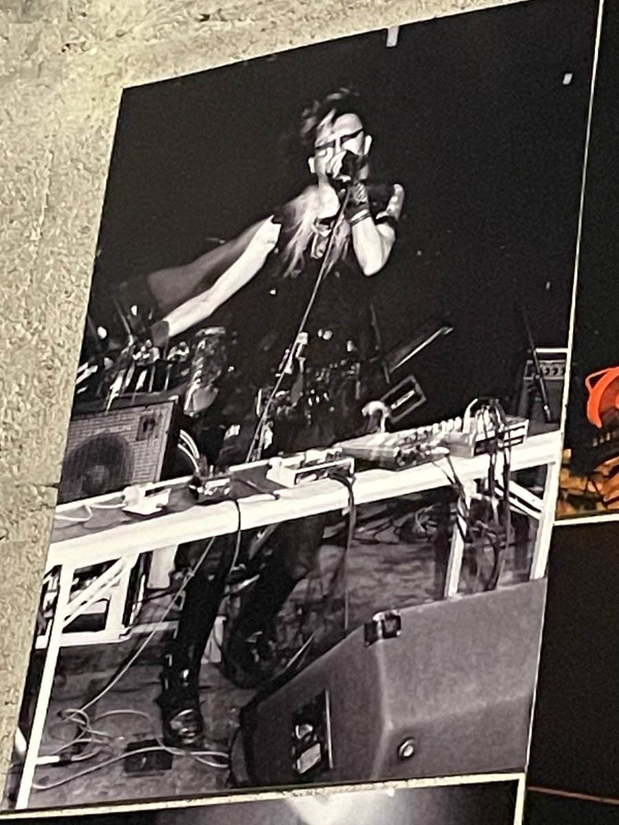 uterozzzaaa1's tweet photo. 昔の写真がcafe mikayamaに展示されていると聞いて行ってきた。　#uterozzzaaa #deathmachinegig やはり化粧はした方が良い。　がんばろう。 https://t.co/d7quysjxNi