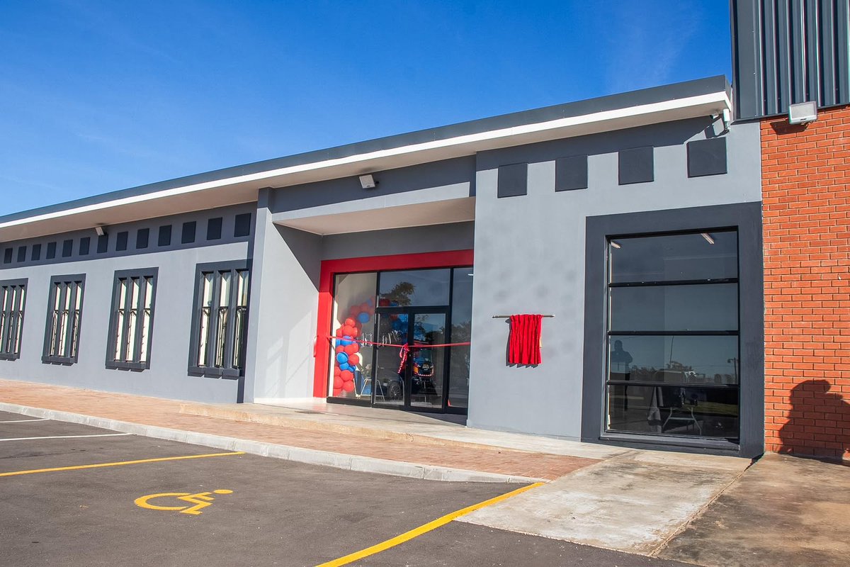 OfficialBCMM's tweet photo. Buffalo City Metro Executive Mayor Cllr Princess Faku today the new state of the art R17 million Ntabozuko Fire Station, which also saw 25 local residents and businesses being afforded employment during construction.

#BuffaloCity #EasternCape #ACityHardAtWork https://t.co/xrrSs3UrP9