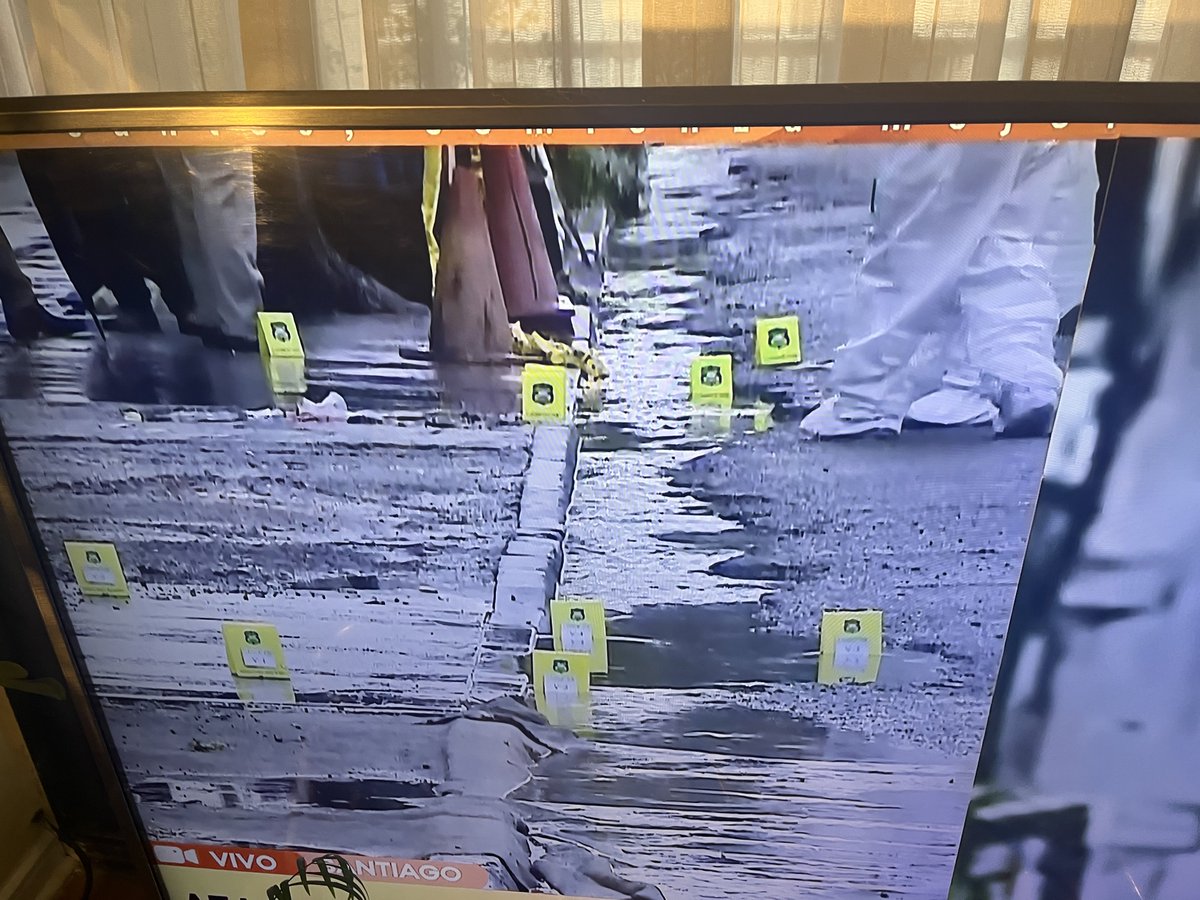 nellylizamasald's tweet photo. Este es el infeliz que disparó contra dos carabineros hoy ! Hay que cazarlo a como dé lugar ! Está armado ! Hizo 37 disparos a carabineros ! Que vuelva Pena de muerte ya de una vez por todas ! No tienen temor delincuentes ! https://t.co/cAQWfE0F1E
