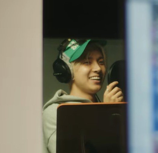 PR0DHEE's tweet photo. happiness looks good on you, evan 💌 https://t.co/YCpMT94dxG