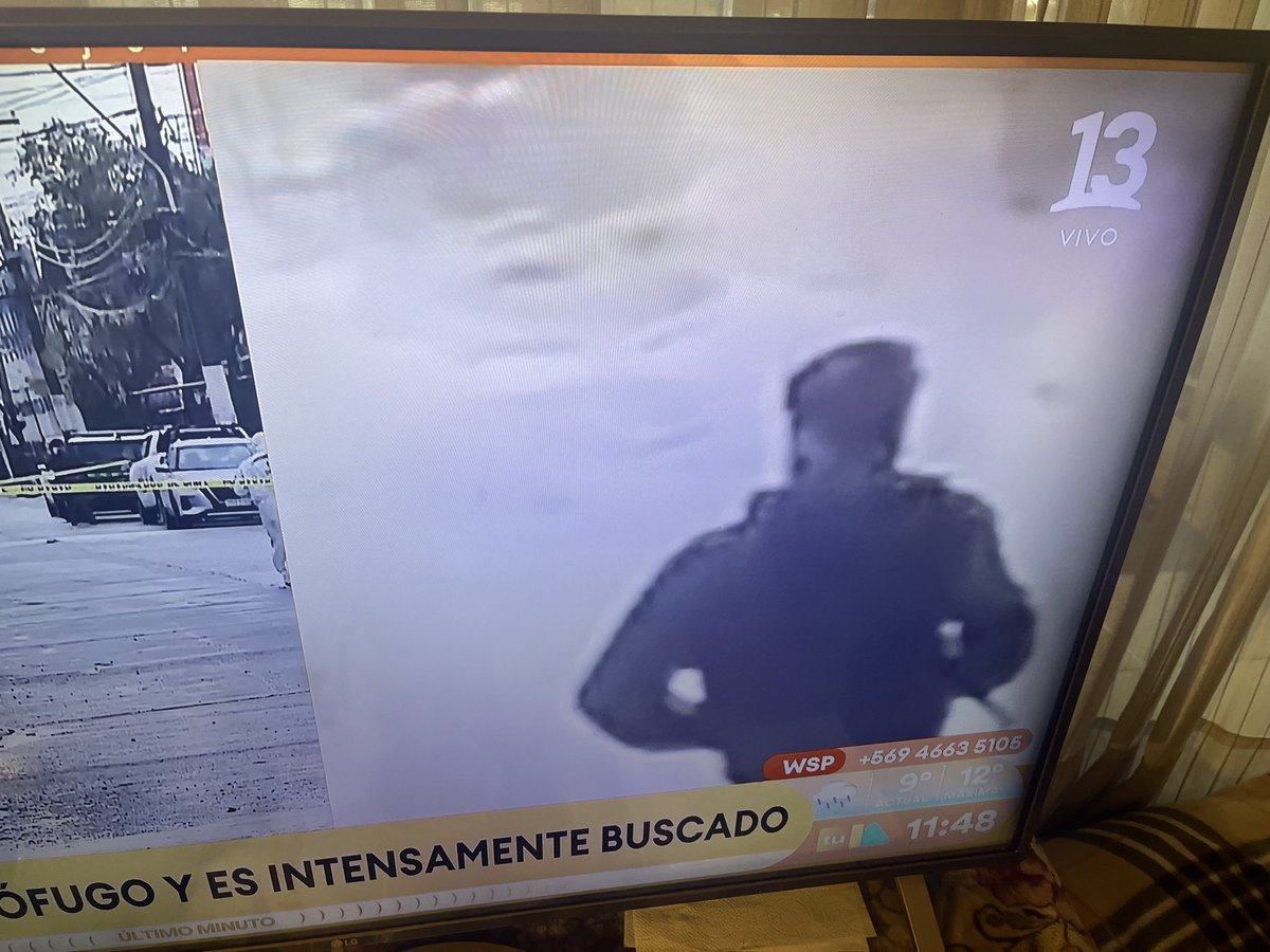 nellylizamasald's tweet photo. Este es el infeliz que disparó contra dos carabineros hoy ! Hay que cazarlo a como dé lugar ! Está armado ! Hizo 37 disparos a carabineros ! Que vuelva Pena de muerte ya de una vez por todas ! No tienen temor delincuentes ! https://t.co/cAQWfE0F1E