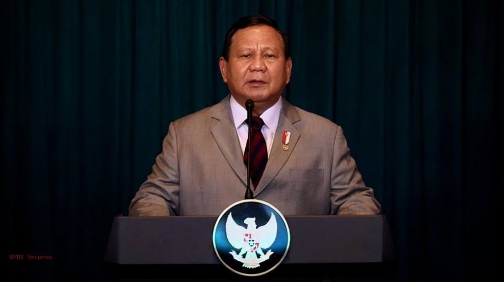 iPopBase's tweet photo. Prabowo on the military and police's involvement in civilian affairs:

“Janganlah terlalu, apalah, (bertanya-tanya) ‘kenapa TNI, polisi ikut di sawah?’ Enggak. Ini Indonesia. TNI, Polri harus mengatasi kesulitan rakyat.”

(https://t.co/83kxbtAPcY) https://t.co/fvZjyWvWvw