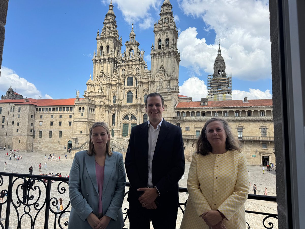santiagoturismo's tweet photo. ✈️ Vueling reforza a súa aposta por Santiago coa incorporación dun quinto avión baseado no aeroporto Rosalía de Castro no verán de 2027. O acordo chega tras a ampliación da súa operativa e coa confirmación de que o cuarto avión permanecerá durante o inverno. https://t.co/wX4lUFuc29