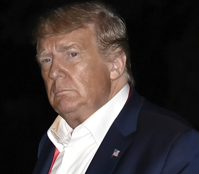 jalle51's tweet photo. This isn't a drill. Former Trump White House attorney Ty Cobb just dropped a massive warning on PBS: Donald Trump is actively laying the groundwork to declare a national emergency to manipulate the upcoming midterm elections.

According to Cobb, the plan being cooked up by Trump’s inner circle (including Steve Bannon) involves weaponizing emergency powers to stop a Democratic takeover at all costs:

Voter Intimidation: Deploying the National Guard or ICE agents to polling stations, specifically targeting and chilling minority voter turnout.

Seizing Voting Machines: Reviving the failed 2020 plot to confiscate election infrastructure under the guise of an "emergency crisis."

Trump's tyrannical demands to strip ABC and NBC of their broadcast licenses for skipping his speech weren't just a random tantrum—they are part of a calculated narrative to convince his base that a massive plot is underway. When Trump’s own elite White House lawyers tell you he is preparing to bypass the constitution, believe them. 🇺🇸⚠️ #Trump #USPolitics #Midterms2026 #NationalEmergency #Democracy