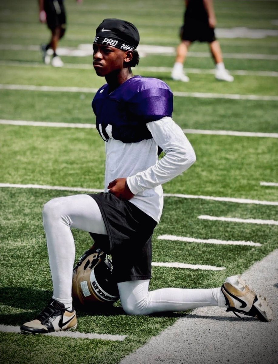 JavenBrown0117's tweet photo. A clip from pad camp &amp; a clip of me working on my footwork #Grind #football #Collegefootball #NFL https://t.co/6XmmHVZdGD
