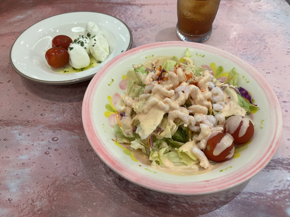 adelieP2's tweet photo. ボンゴレと…😃🥰ヾ(๑╹◡╹)ﾉ"
ショッピングモールに言って😃
久しぶりにサイゼリヤに入れました🤗
ムール貝もあって🥰
色々食べられて美味しかったです🥰ヽ(*´∀｀) https://t.co/Bd3S9wtdSi