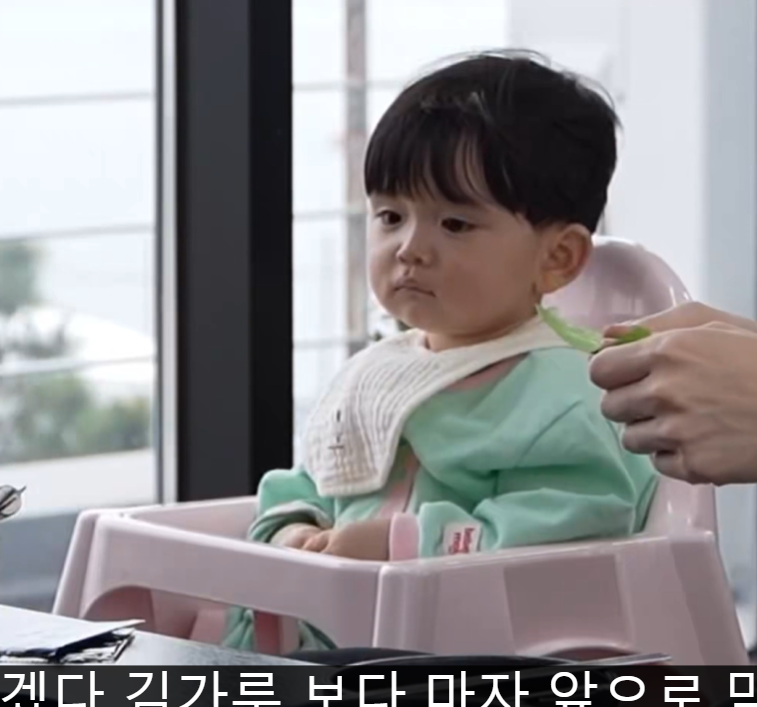 ANjbs_leo's tweet photo. Yoojun demanding food
His                              CEO
Highness https://t.co/LhWuhSIhhC