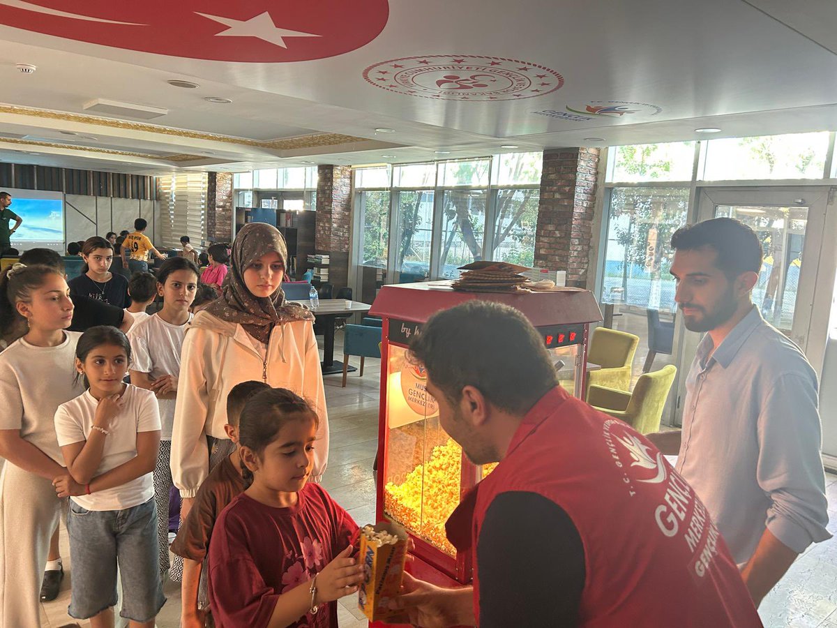 Mus_GM's tweet photo. 🎬🍿 #GSBGençlikYazKulübü öğrencilerimizle sinema keyfi yaşadık! 😊📽️📸

#GSBGM

@OA_BAK @gencliksporbak https://t.co/viRdJ3DO5y