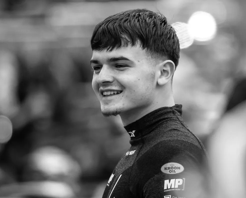 FerrariF1BR's tweet photo. Hoje, 17 de julho, completam-se 11 anos da morte de Jules Bianchi.

Integrante da Academia de Pilotos da Ferrari e uma das maiores promessas de sua geração, Jules sofreu um grave acidente no GP do Japão de 2014, em Suzuka, quando, sob forte chuva, perdeu o controle do carro e infelizmente atingiu um veículo de resgate. Após nove meses em coma, Jules faleceu aos 25 anos. Seu talento e o sonho de um dia vestir o vermelho da Ferrari permanecem vivos na memória do automobilismo.

A lembrança de Jules torna este fim de semana ainda mais simbólico, já que a Fórmula 1 retorna a Spa-Francorchamps, circuito também marcado por outras duas perdas dolorosas. Em 2019, Anthoine Hubert, piloto da Academia da Renault e amigo de longa data de Charles Leclerc, morreu aos 22 anos após um acidente na prova da Fórmula 2. E em 2023, sob chuva intensa, Dilano Van’t Hoff perdeu a vida aos 18 anos em uma colisão durante uma corrida da Fórmula Regional.

Três jovens pilotos, três carreiras interrompidas cedo demais, mas três nomes que jamais serão esquecidos pelo automobilismo.

Que a memória de Jules Bianchi, Anthoine Hubert e Dilano Van’t Hoff esteja presente em cada homenagem e em cada volta no circuito.

Para sempre lembrados. 🕊️❤️
JB17 • AH19 • DVH17