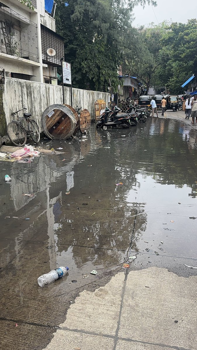 saurabhdaveee's tweet photo. Juhu Tara Road kkg marg near om shanti building ward 71 @mybmc @mybmcwardKW @TawdeRitu @AmeetSatam @SunitaMehta70 https://t.co/JCs7tW0fnj