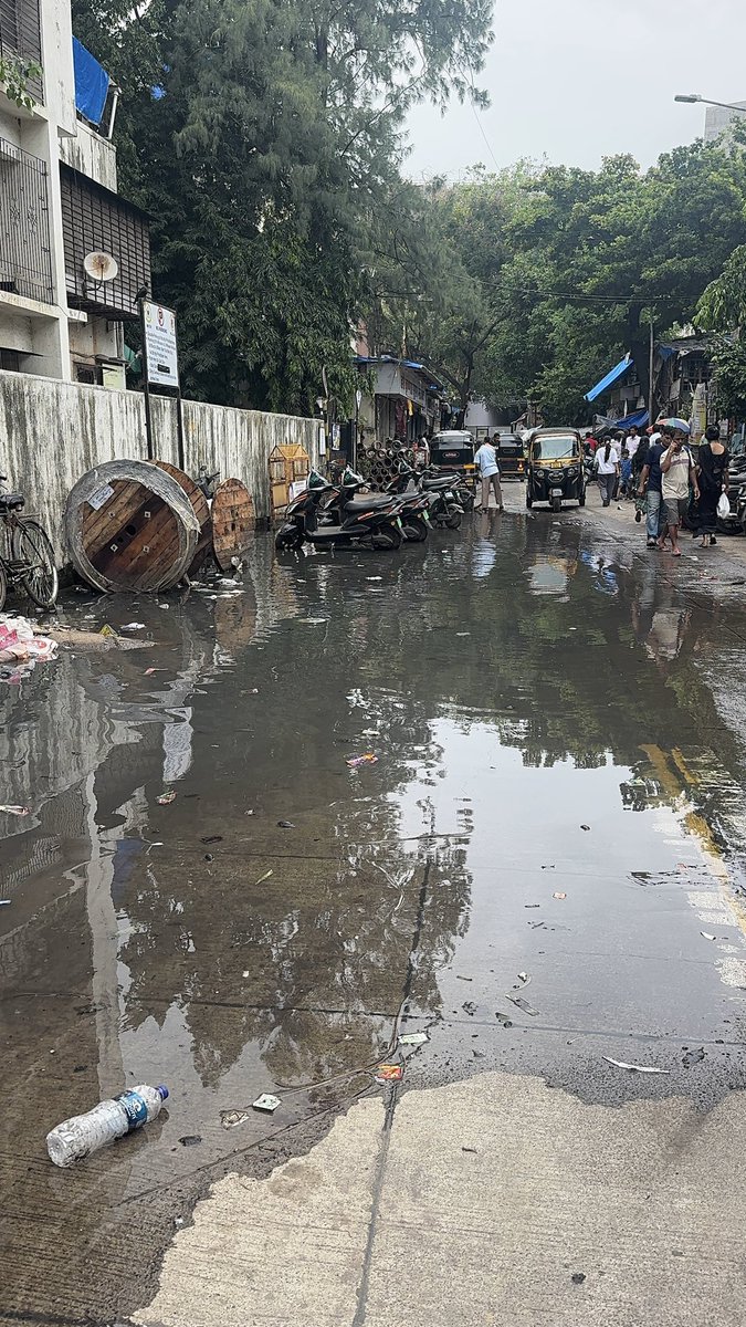 saurabhdaveee's tweet photo. Juhu Tara Road kkg marg near om shanti building ward 71 @mybmc @mybmcwardKW @TawdeRitu @AmeetSatam @SunitaMehta70 https://t.co/JCs7tW0fnj