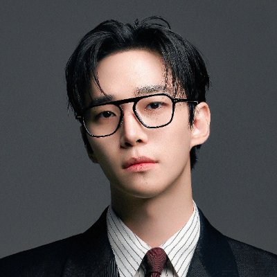 _lljhll's tweet photo. 아 맞다 사진속이듀노씨 원본혹은영상을 찾습니다 어디서 나온거지 안경필모와라ㅜ https://t.co/3V3ePBTEAc