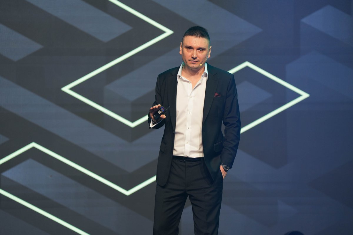 maksymsakharov's tweet photo. More than a dozen new dollar-backed stablecoins launched this quarter.

From OpenUSD with over 140 partners, to SoFi’s entry through a national bank, to Tether’s upcoming U.S.-focused stablecoin, the market is accelerating toward a new era of digital dollars.

The market clearlly picked up on a trend and started using the best blockchain has to offer. But this trend also asks a question not many people talk about.

If I hold one digital dollar and you hold another, are they truly the same when markets come under stress?

Central banks call the thing that makes this work the singleness of money. A $20 bill from one bank is worth the same as the one from another. Stablecoins don't get it for free. USDC traded near $0.87 in March 2023.

Very soon the trend is going to move from launching a stablecoin to building a native issuance and setting up guardrails for the worst case scenarios.