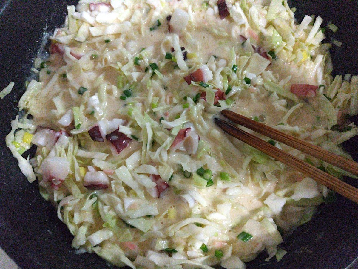 405ontheroad's tweet photo. あるお店のフライパンで焼くたこ焼きが美味しくて何度かマネして我が家独自のたこ焼きに進化しました🐙具材を刻んで生地に混ぜ込み熱したフライパンにイン。菜箸でかき混ぜ、ある程度火が通ったら半分折りたたみ整えてひっくり返す。中がトロっとしてビールが進みます🍺😎＃フライパンで焼くたこ焼き https://t.co/4bmmmjIfb7
