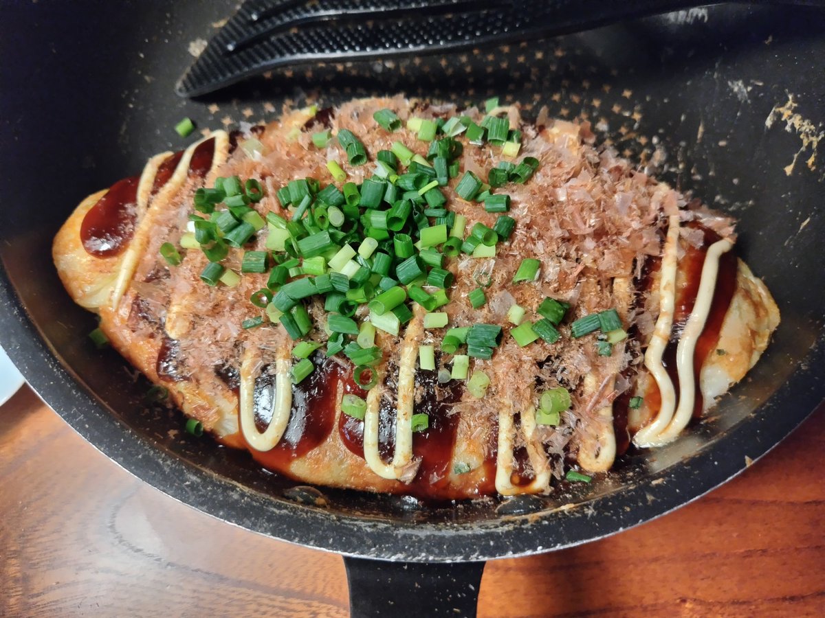 405ontheroad's tweet photo. あるお店のフライパンで焼くたこ焼きが美味しくて何度かマネして我が家独自のたこ焼きに進化しました🐙具材を刻んで生地に混ぜ込み熱したフライパンにイン。菜箸でかき混ぜ、ある程度火が通ったら半分折りたたみ整えてひっくり返す。中がトロっとしてビールが進みます🍺😎＃フライパンで焼くたこ焼き https://t.co/4bmmmjIfb7