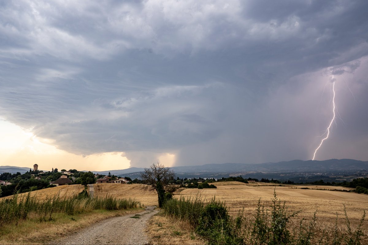 AnthoXav's tweet photo. Retour sur les #orages ayant touchés la Loire hier.
Timelapse de la supercellule ou l’on voit le cône de la #tornade au début.
#orage #tornade
@firsteyeoff @BFMLyon @meteofrance @ExtremeMeteo https://t.co/Pp9qyZllof