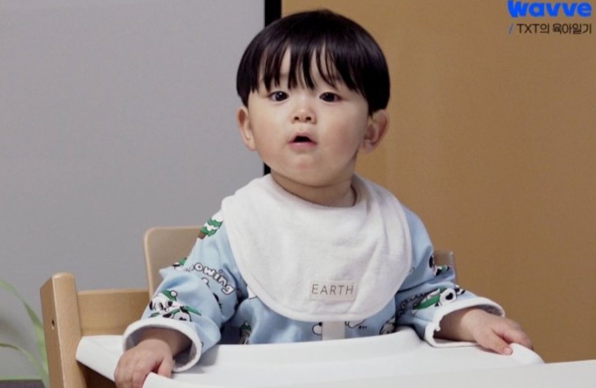 ANjbs_leo's tweet photo. Yoojun demanding food
His                              CEO
Highness https://t.co/LhWuhSIhhC
