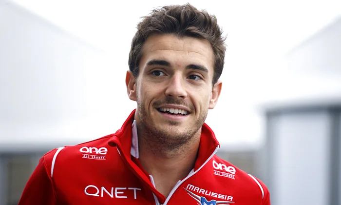 FerrariF1BR's tweet photo. Hoje, 17 de julho, completam-se 11 anos da morte de Jules Bianchi.

Integrante da Academia de Pilotos da Ferrari e uma das maiores promessas de sua geração, Jules sofreu um grave acidente no GP do Japão de 2014, em Suzuka, quando, sob forte chuva, perdeu o controle do carro e infelizmente atingiu um veículo de resgate. Após nove meses em coma, Jules faleceu aos 25 anos. Seu talento e o sonho de um dia vestir o vermelho da Ferrari permanecem vivos na memória do automobilismo.

A lembrança de Jules torna este fim de semana ainda mais simbólico, já que a Fórmula 1 retorna a Spa-Francorchamps, circuito também marcado por outras duas perdas dolorosas. Em 2019, Anthoine Hubert, piloto da Academia da Renault e amigo de longa data de Charles Leclerc, morreu aos 22 anos após um acidente na prova da Fórmula 2. E em 2023, sob chuva intensa, Dilano Van’t Hoff perdeu a vida aos 18 anos em uma colisão durante uma corrida da Fórmula Regional.

Três jovens pilotos, três carreiras interrompidas cedo demais, mas três nomes que jamais serão esquecidos pelo automobilismo.

Que a memória de Jules Bianchi, Anthoine Hubert e Dilano Van’t Hoff esteja presente em cada homenagem e em cada volta no circuito.

Para sempre lembrados. 🕊️❤️
JB17 • AH19 • DVH17