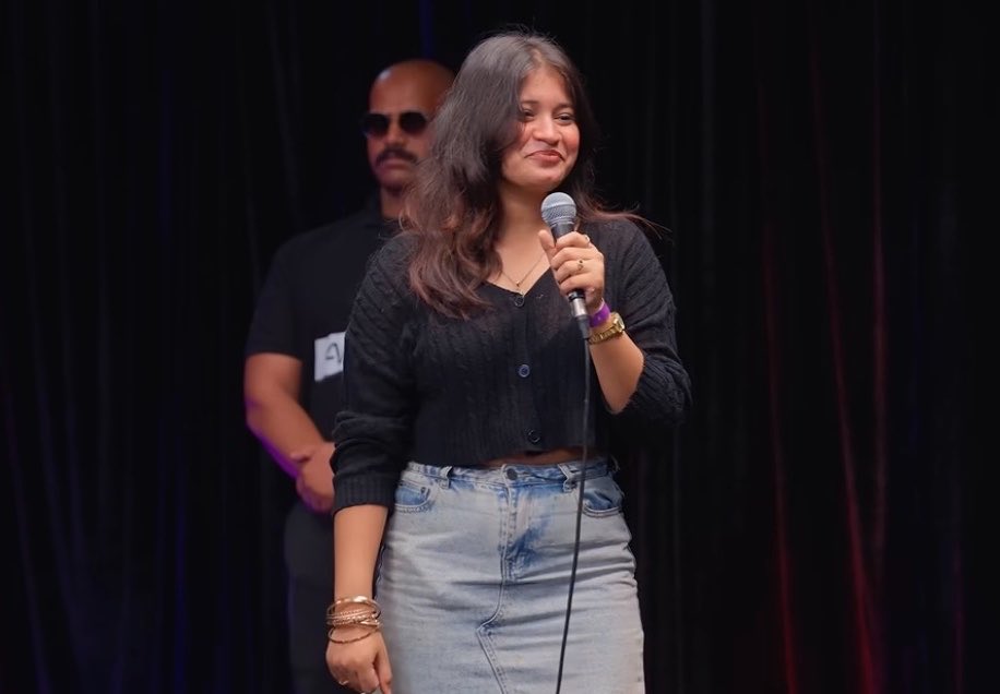 gharkekalesh's tweet photo. This Girl was trying so hard, but she ends up being a Clown on show🤡 https://t.co/EDmc216GIy
