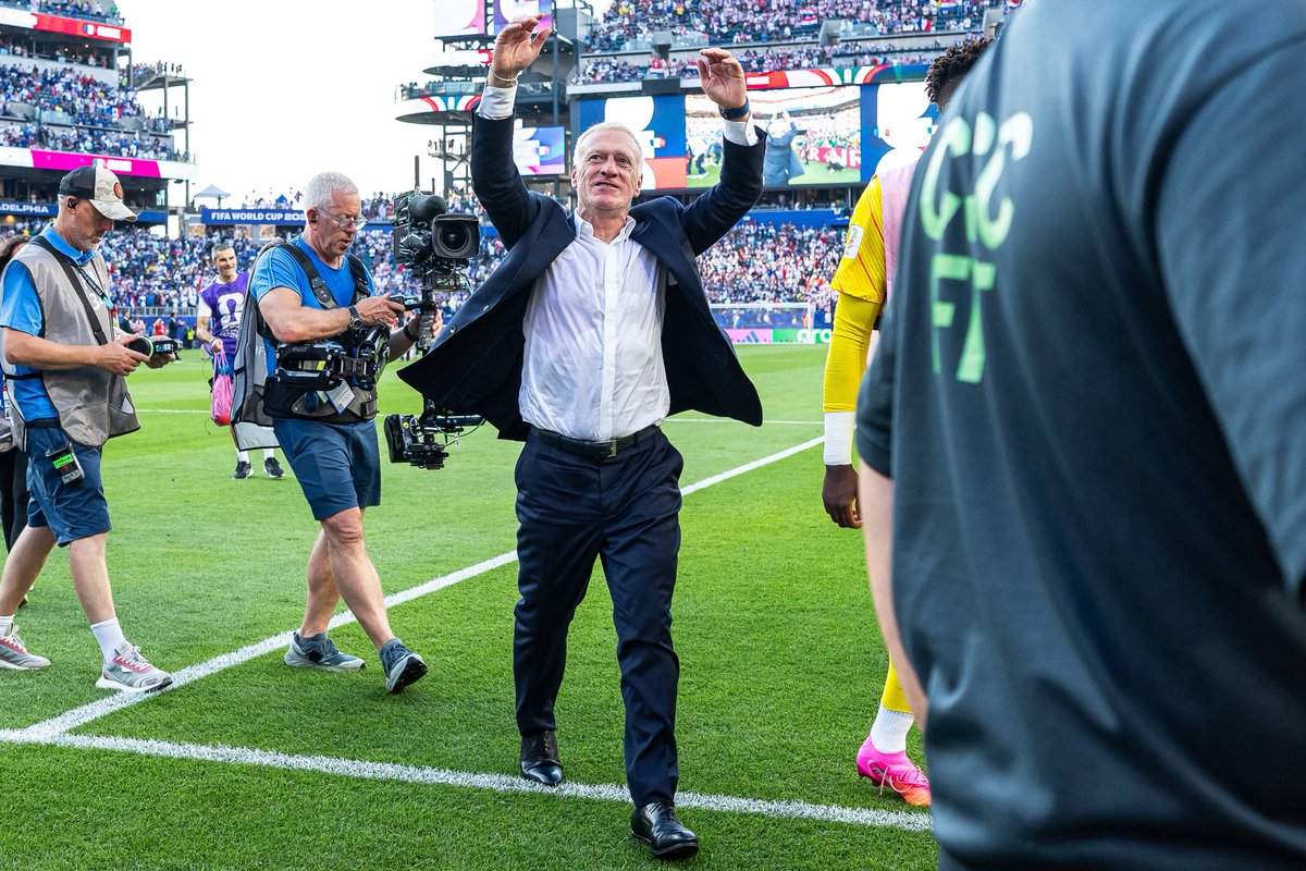 _BeFootball's tweet photo. 🚨 LE MESSAGE TOUCHANT DE DESCHAMPS 🇫🇷 AVANT SON DERNIER MATCH 🥲👋:

« Je sais que le clap de fin est demain. PERSONNE NE VA PLEURER ICI, MAIS JE SAIS QUE L'ÉQUIPE DE FRANCE VA ME MANQUER.

J'ai eu le privilège pendant 15 ans de connaître de moments magiques mais aussi difficiles. 

Mais la vie continue, je suis de nature positive, je sais que ça sera bien aussi. 

C'EST LA PLUS BELLE CHOSE QUI ME SOIT ARRIVÉ, ÇA A PRIS 25 ANS DE MA VIE ET ÇA MARQUE.

Il reste des souvenirs inoubliables. Mais l'important est toujours devant soi. »

(CP)