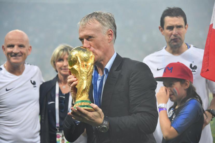 _BeFootball's tweet photo. 🚨 LE MESSAGE TOUCHANT DE DESCHAMPS 🇫🇷 AVANT SON DERNIER MATCH 🥲👋:

« Je sais que le clap de fin est demain. PERSONNE NE VA PLEURER ICI, MAIS JE SAIS QUE L'ÉQUIPE DE FRANCE VA ME MANQUER.

J'ai eu le privilège pendant 15 ans de connaître de moments magiques mais aussi difficiles. 

Mais la vie continue, je suis de nature positive, je sais que ça sera bien aussi. 

C'EST LA PLUS BELLE CHOSE QUI ME SOIT ARRIVÉ, ÇA A PRIS 25 ANS DE MA VIE ET ÇA MARQUE.

Il reste des souvenirs inoubliables. Mais l'important est toujours devant soi. »

(CP)