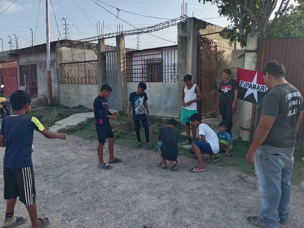 TupamaroMRT_'s tweet photo. ¡Rescatando las tradiciones del pueblo! 🚩🏴

Nuestra militancia acompañó a los niños y niñas de la comunidad 4 de Abril, en el municipio Sucre, en una tarde de recreación, alegría y participación. Entre juegos de metras, puntería y sonrisas, seguimos construyendo comunidad y defendiendo nuestras raíces. 🇻🇪

#SolidaridadConPrincipios
#Tupamaroejemplodelucha

@NicolasMaduro 
@delcyrodriguezv 
@dcabellor 
@WBenavides_MRT 
@LanzRaiza 
@Sucre_MRT